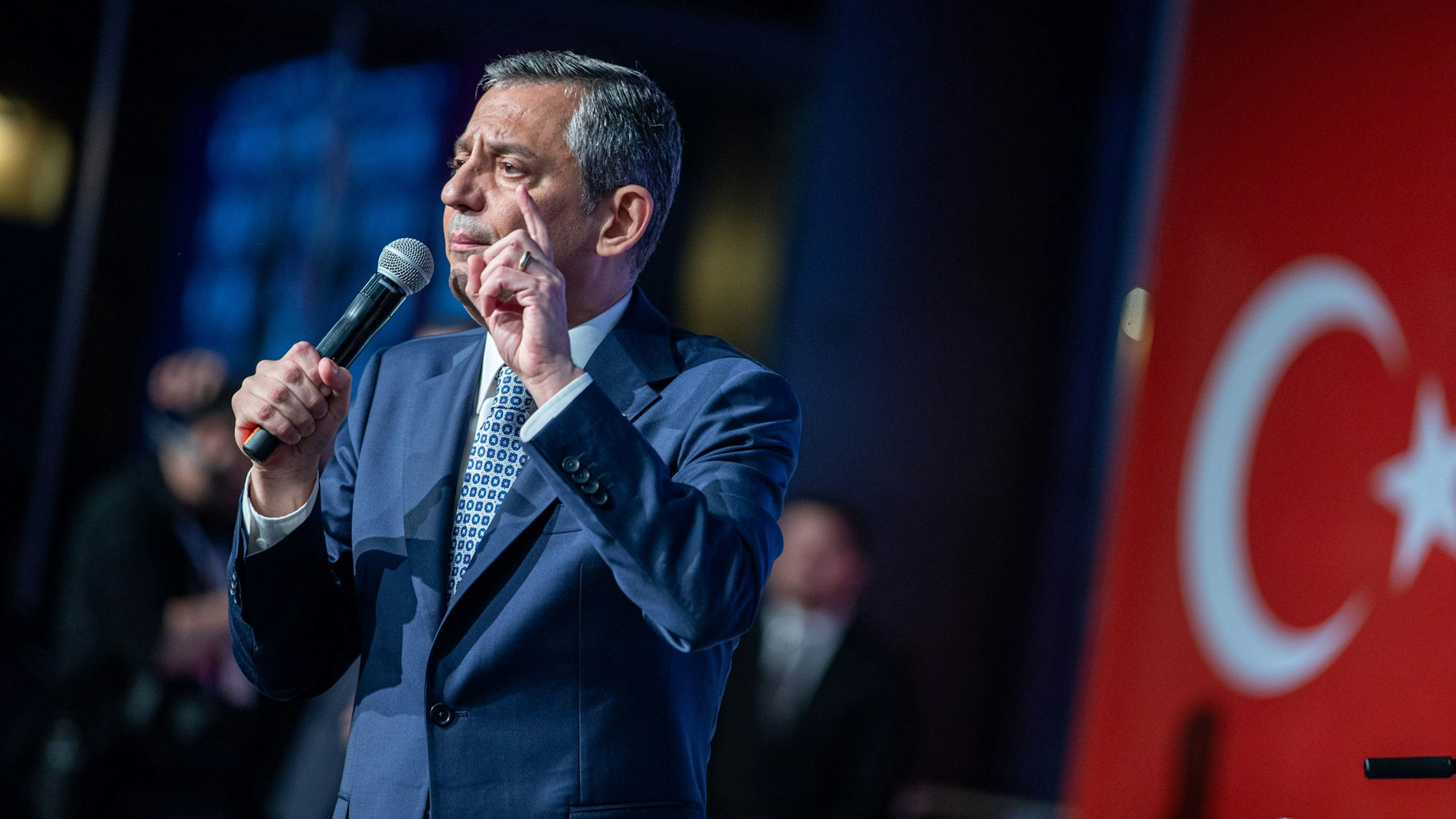 Özgür Özel, CHP-Vorsitzender, spricht während eines Kongresses unter dem Motto „Der Wille gehört der Nation“ zu Parteimitgliedern.