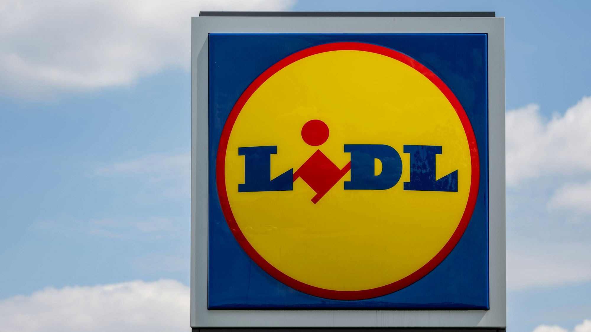 Das Bild zeigt das Logo des Discounters Lidl vor einer Filiale in Leipzig.