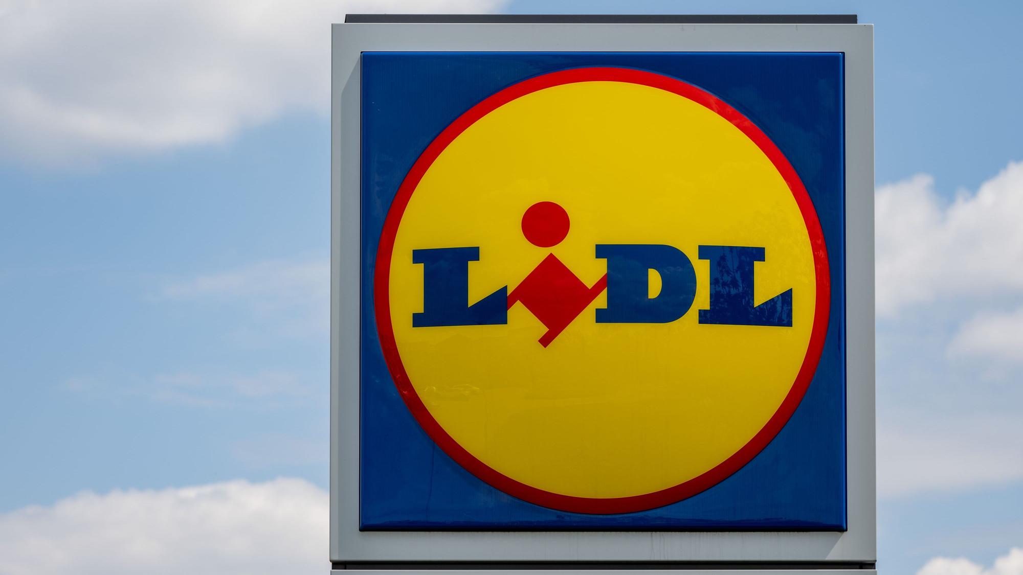 Eine Stele mit dem Logo des Discounters Lidl steht vor einer Filiale in Leipzig.