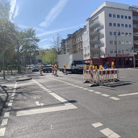 In Köln ist am Dienstag (8. April) eine Straße abgesackt. Es kommt zur Sperrung zweier Fahrspuren.