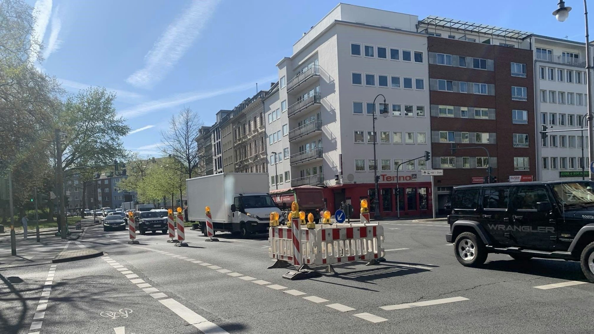 In Köln ist am Dienstag (8. April) eine Straße abgesackt. Es kommt zur Sperrung zweier Fahrspuren.