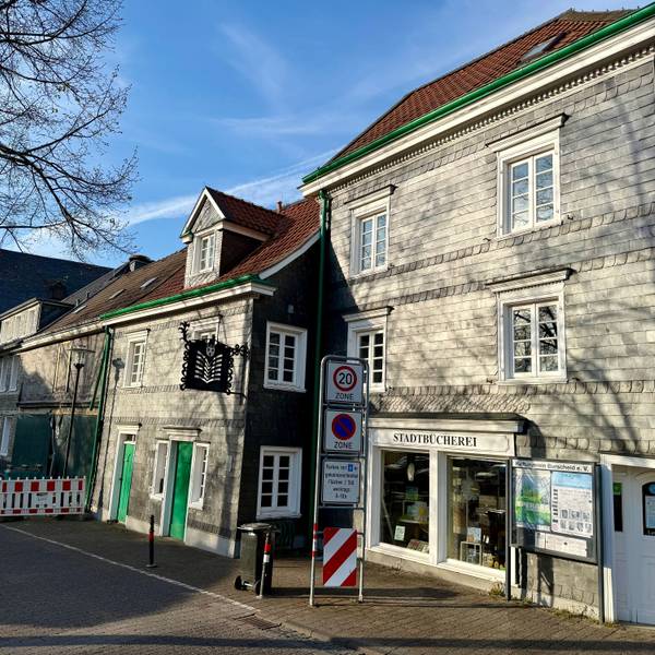 Stadtbücherei am Markt in Burscheid mit Kramer-Haus.