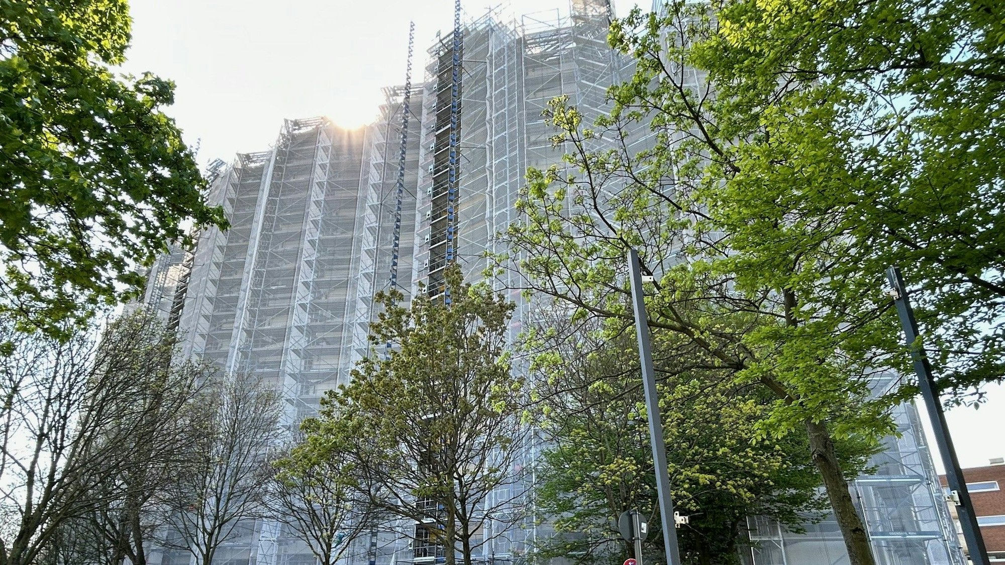 Seit Wochen eingerüstet, aber es passiert nichts: Die Wohnblocks an der Osloer Straße 2 bis 6 in Chorweiler sind an die I-Wohnen Gruppe verkauft worden.