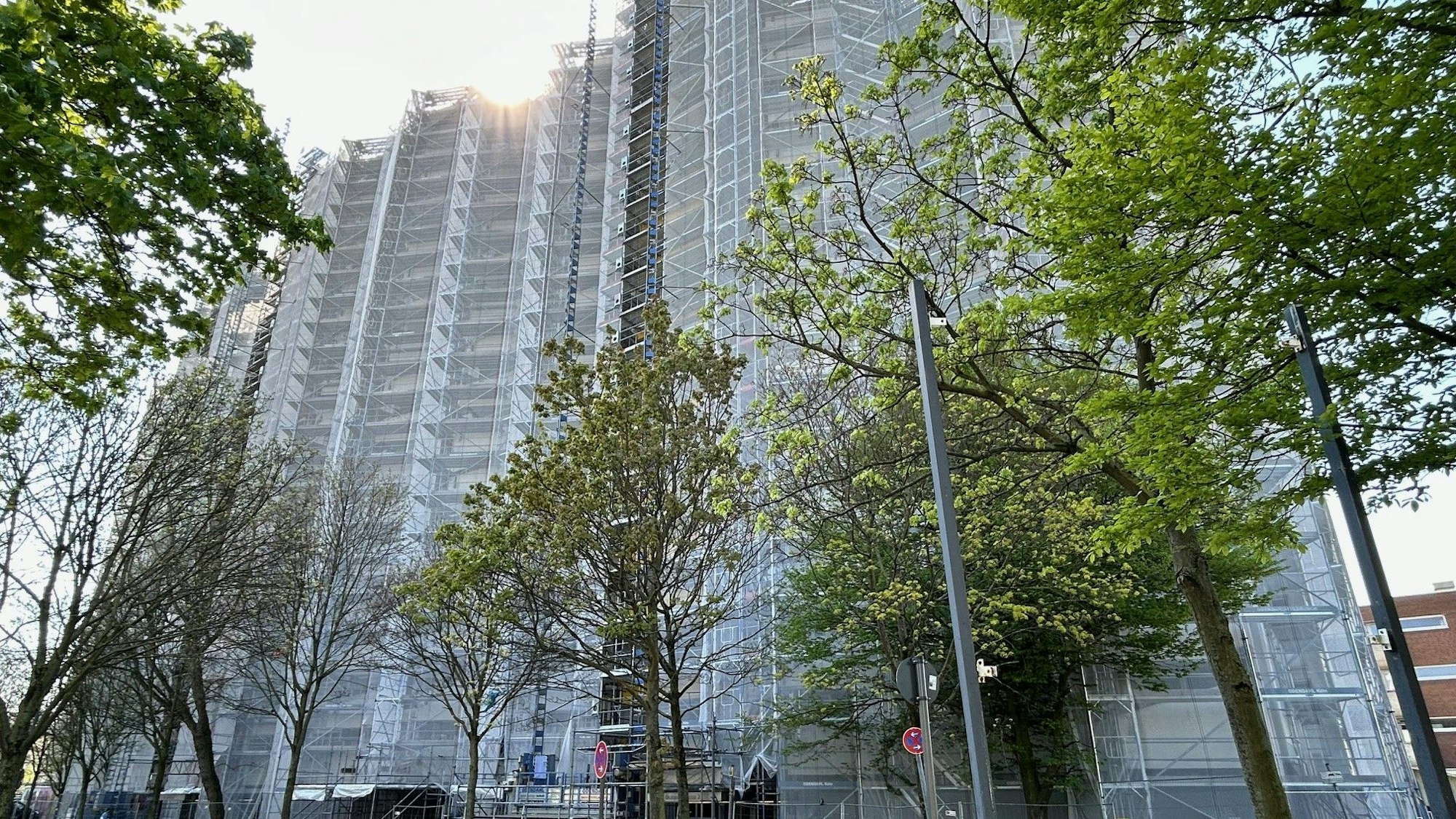 Zu sehen sind von Baugerüsten umschlossene Hochhäuser in der Osloer Straße in Chorweiler.