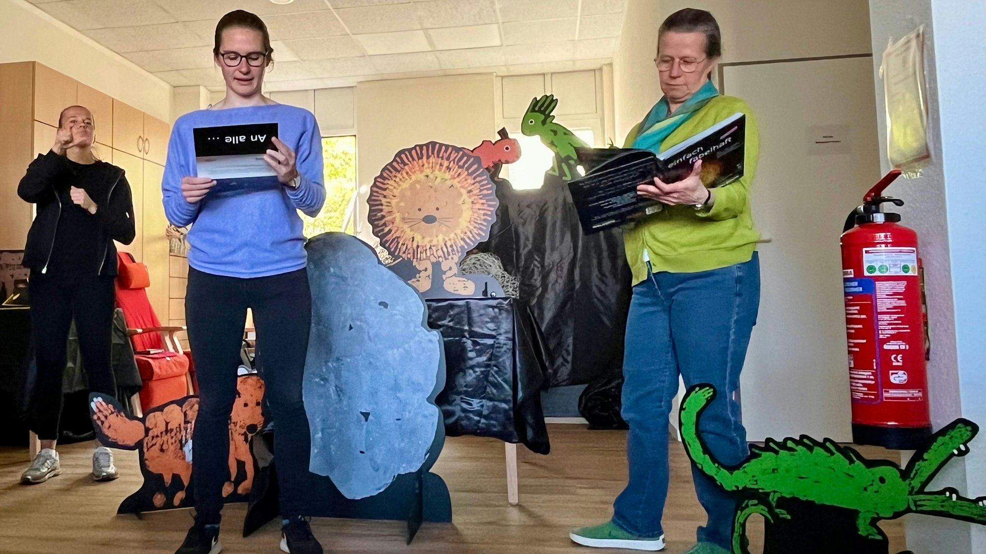 Menschen auf einer Bühne.