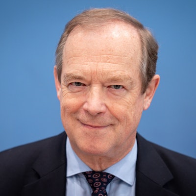 Herr Hallek ist im Porträt zu sehen.