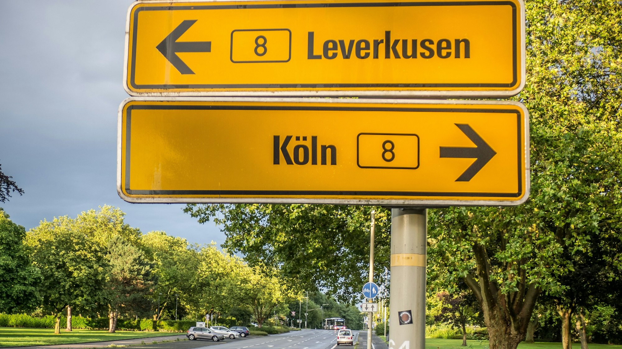 Schild auf der Kaiser-Wilhelm-Allee bei Bayer im Carl-Duisberg-Park. Bundesstraße 8 B8 Foto: Ralf Krieger