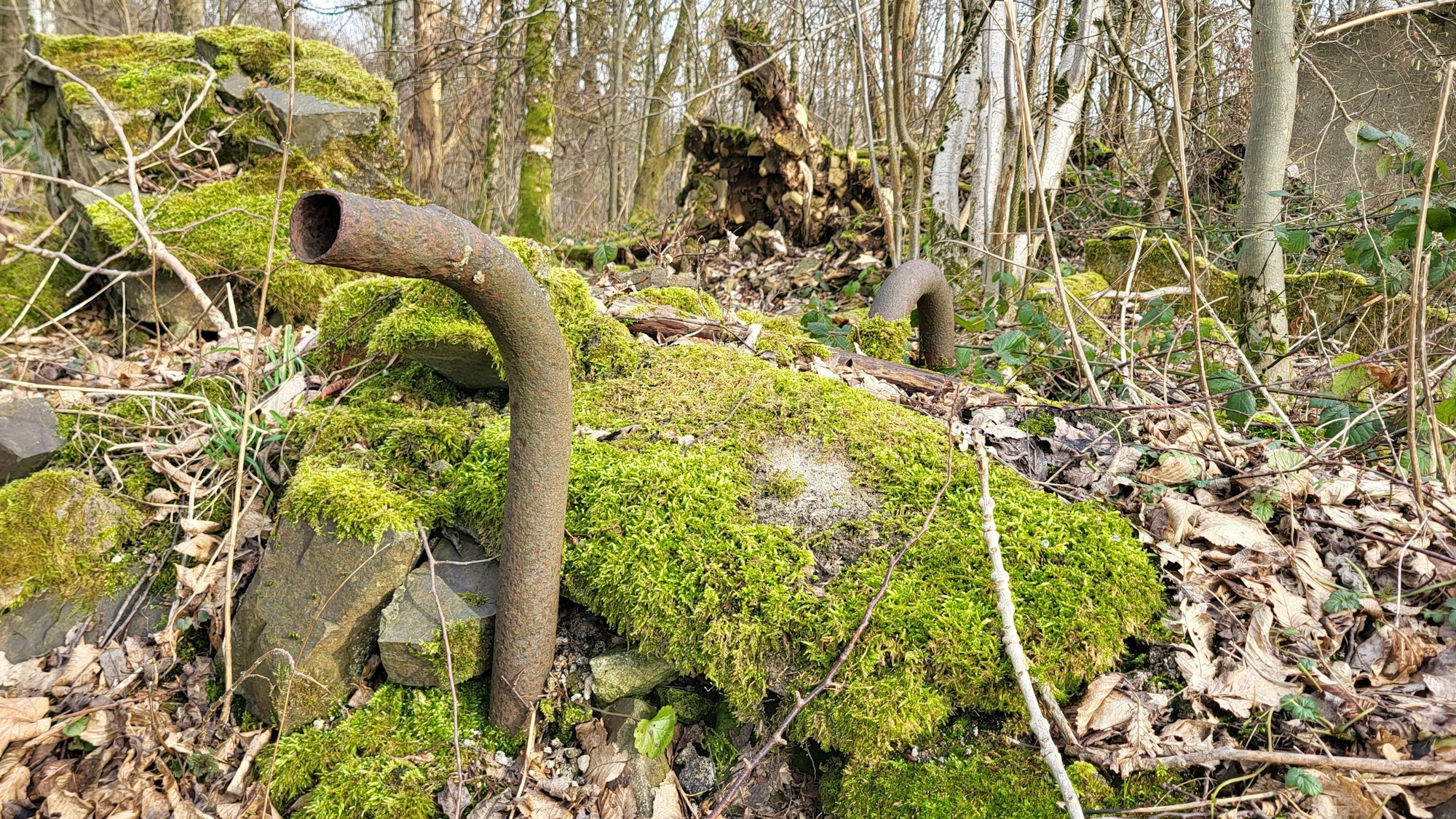 Rohre führen in den Untergrund. Einen Zweck haben sie heute nicht mehr. Kölschbach ist längst ein „Lost Place“.