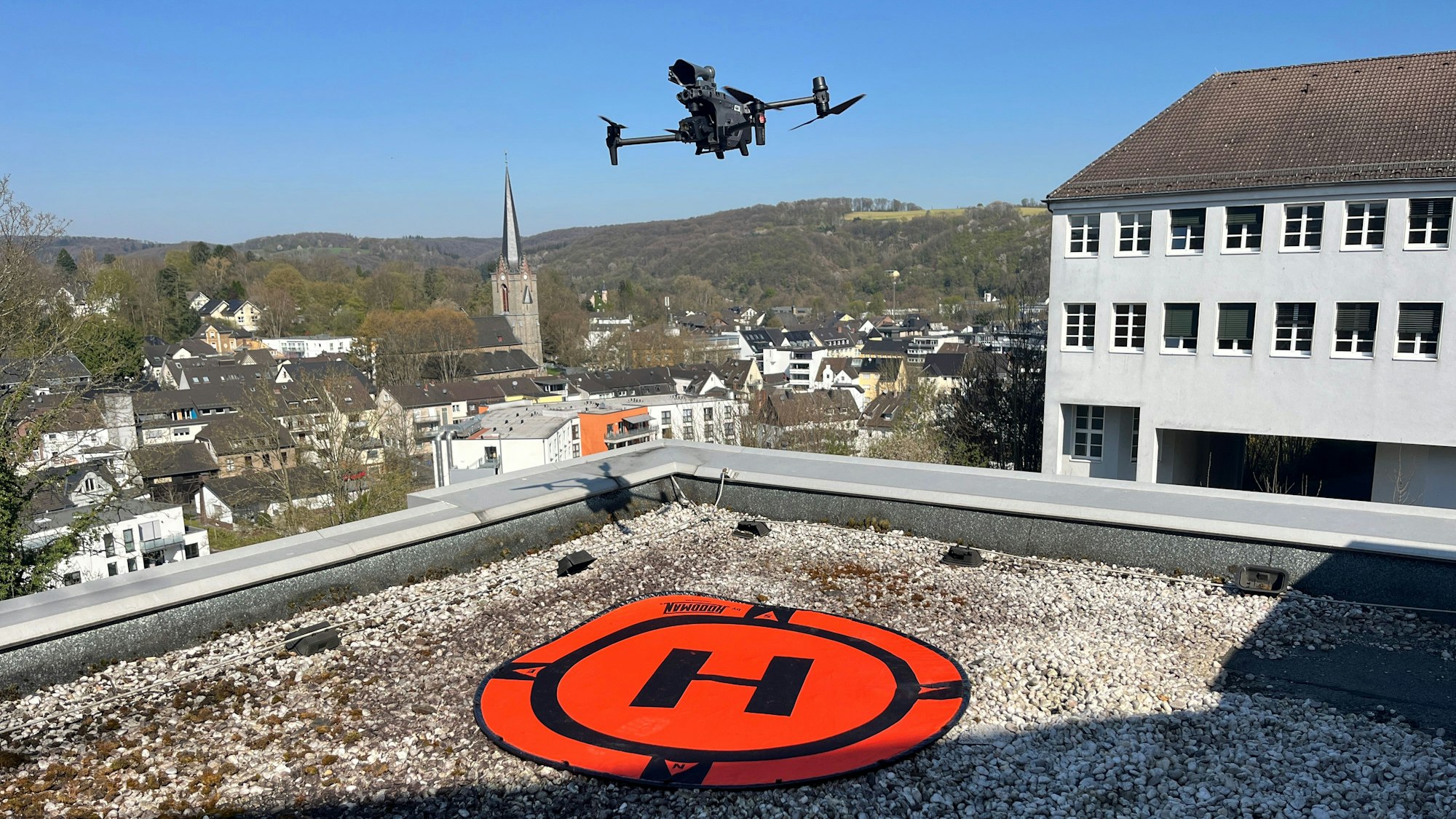 Die Feuerwehr Sankt Augustin-Hangelar und die Bonner Polizei sollten die Evakuierung mit Drohnen unterstützen.