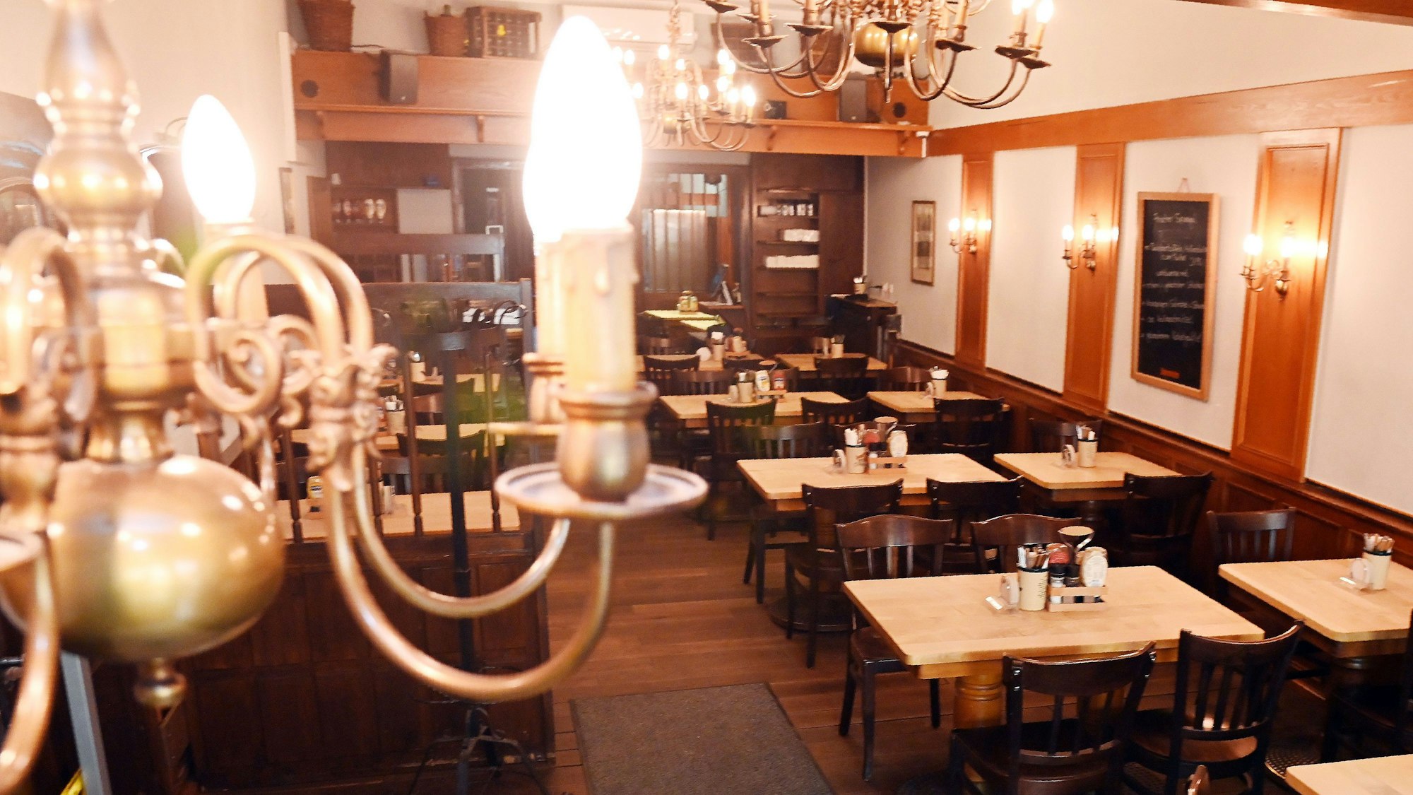 Der „Bier-Esel“: ein traditioneller Gastraum ist zu sehen.