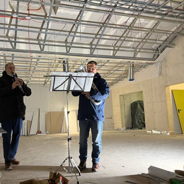 Tilmann Werner und Klaus Perthel musizieren probehalber auf der Baustelle Kulturforum.