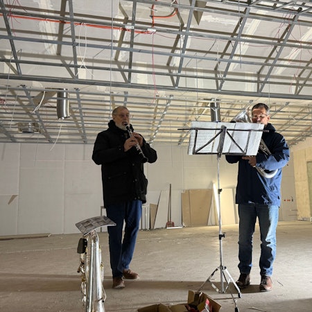 Tilmann Werner und Klaus Perthel musizieren probehalber auf der Baustelle Kulturforum.