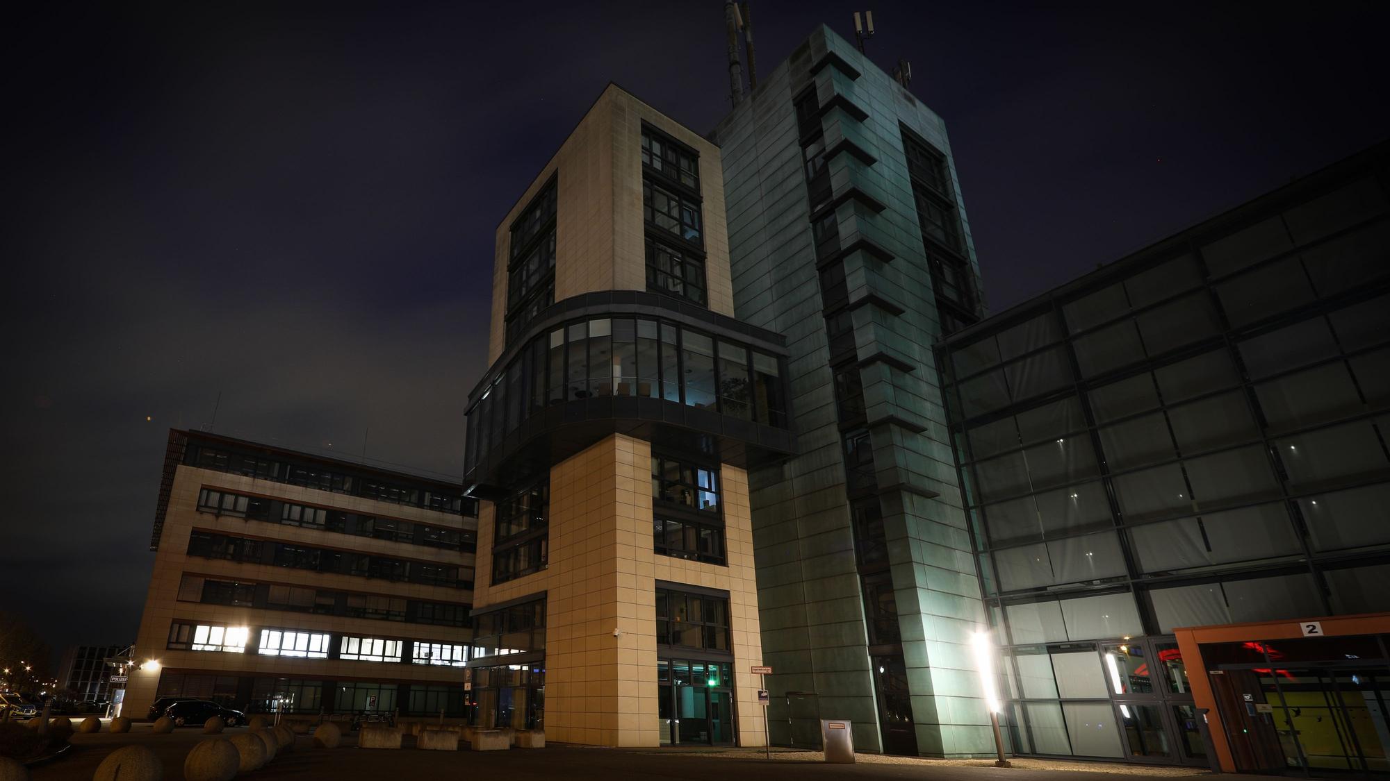 30.03.2025, Köln: In der ersten Etage des Polizeipräsidiums Köln leuchtet Licht, das nachts im Dunkeln von außen zu sehen ist.