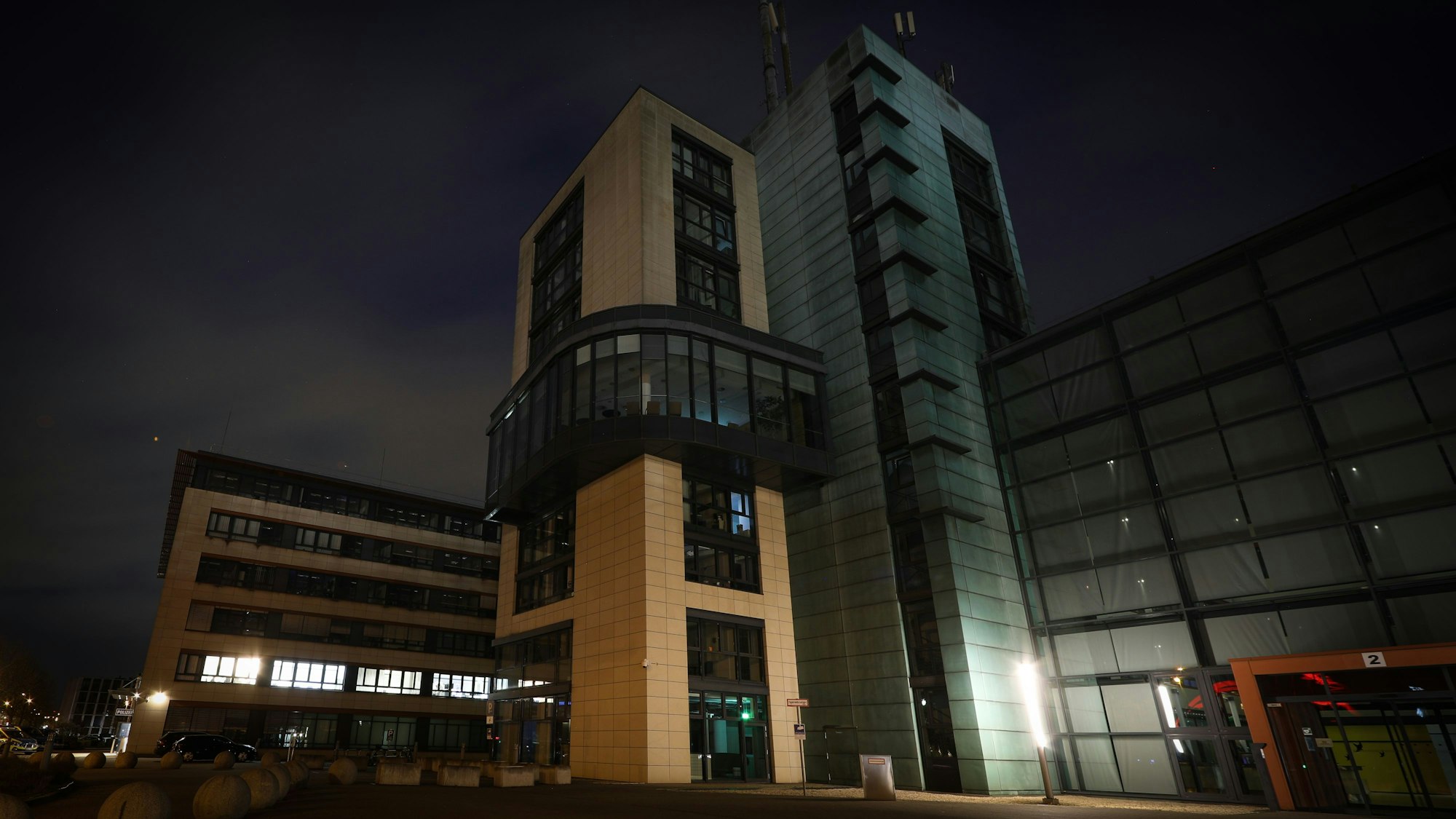 30.03.2025, Köln: In der ersten Etage des Polizeipräsidiums Köln leuchtet Licht, das nachts im Dunkeln von außen zu sehen ist.