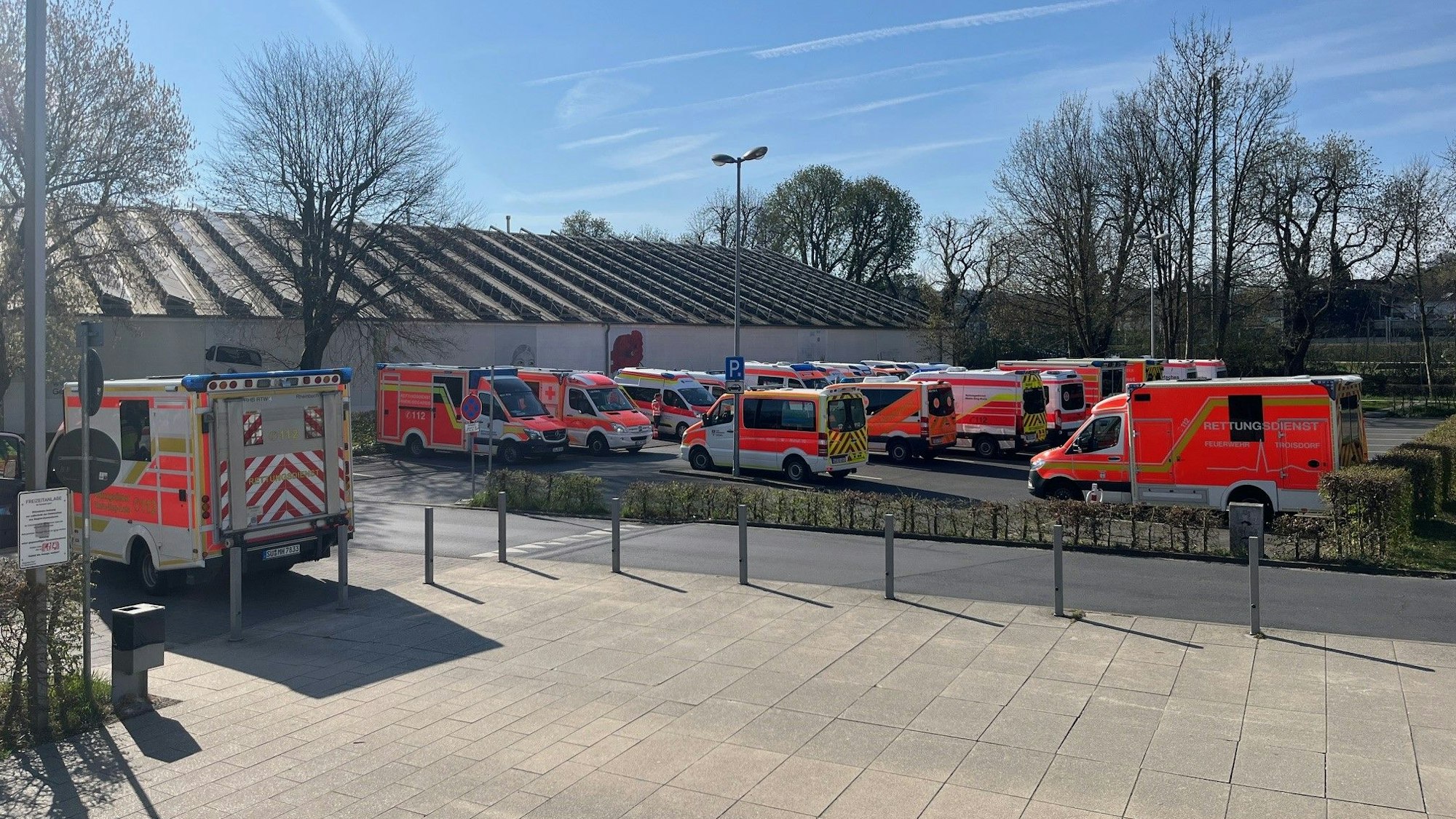 Rettungswagen stehen bereit, um 25 Liegendtransporte durchzuführen.