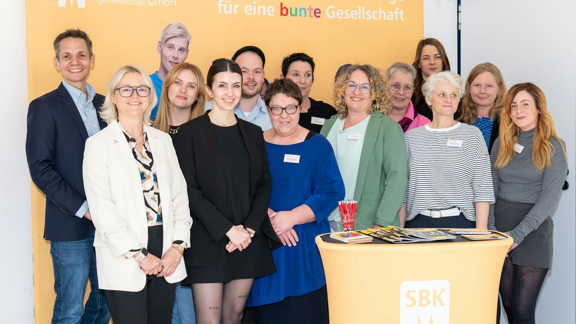 Das Team der Pflegeschule, mit Ausbildungsleiter Martin Goeke (l.).