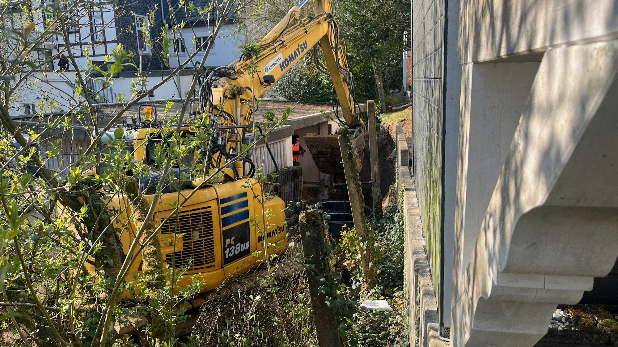 In Eitorf wurde an der Straße Auf dem Erlengraben nach einer möglichen Bombe gegraben. Hätte sich der Verdacht bestätigt, hätten 2600 Menschen evakuiert werden müssen.