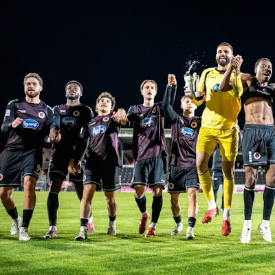 3. Liga: VfB Stuttgart II - FC Viktoria Köln 08.04.2025 Die Mannschaft jubelt nach dem Sieg und bedankt dich bei den mitgereisten Fans 3. Liga: VfB Stuttgart II - FC Viktoria Köln, am 08.04.2025 in der WirmachenDruck Arena in Aspach. DFB REGULATIONS PROHIBIT ANY USE OF PHOTOGRAPHS AS IMAGE SEQUENCES AND/OR QUASI-VIDEO. *** 3 Liga VfB Stuttgart II FC Viktoria Köln 08 04 2025 The team cheers after the victory and thanks the fans who traveled with them 3 Liga VfB Stuttgart II FC Viktoria Köln, on 08 04 2025 in the WirmachenDruck Arena in Aspach DFB REGULATIONS PROHIBIT ANY USE OF PHOTOGRAPHS AS IMAGE SEQUENCES AND OR QUASI VIDEO Copyright: xBEAUTIFULxSPORTS/Gelhardtx