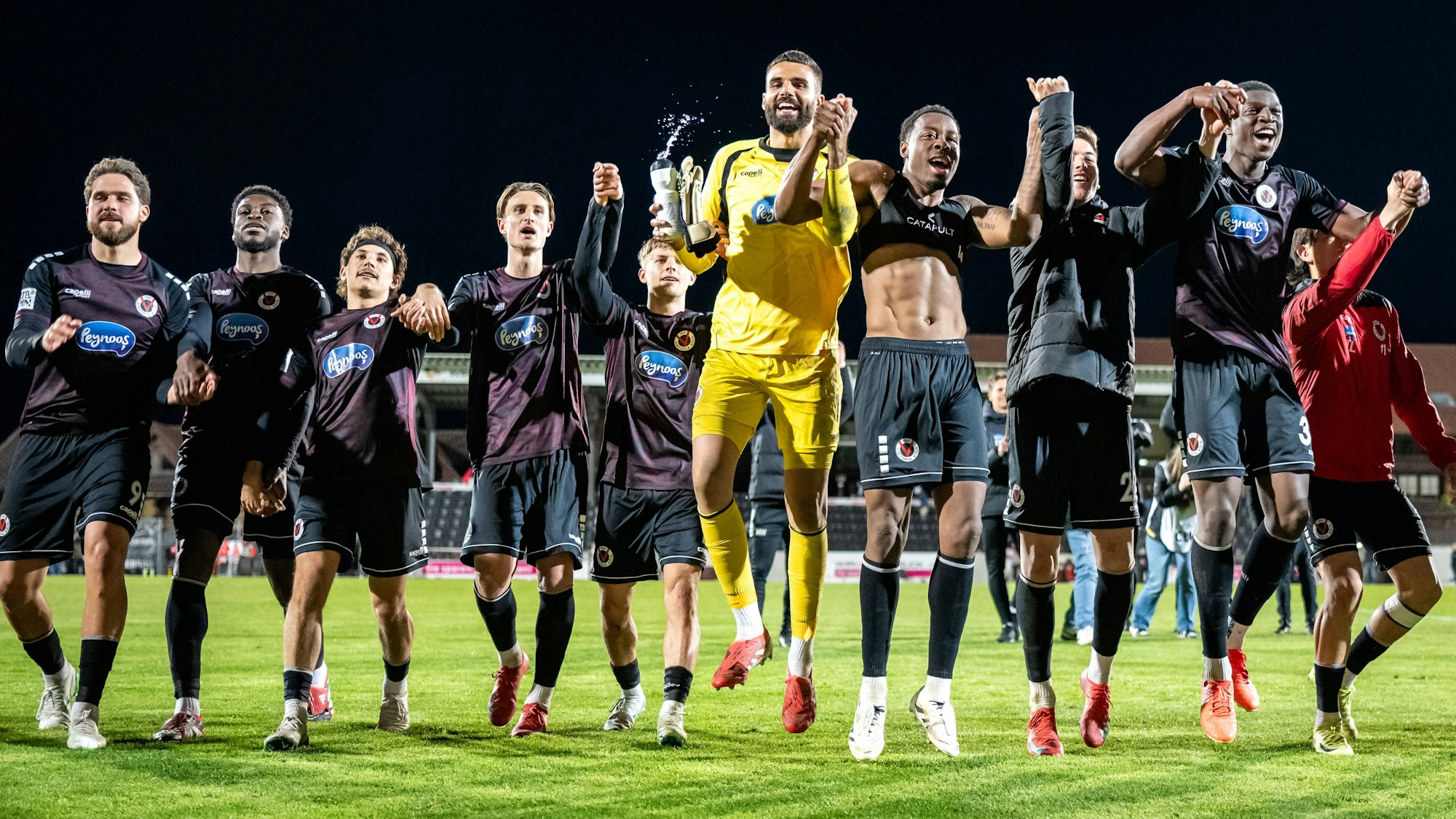 3. Liga: VfB Stuttgart II - FC Viktoria Köln 08.04.2025 Die Mannschaft jubelt nach dem Sieg und bedankt dich bei den mitgereisten Fans 3. Liga: VfB Stuttgart II - FC Viktoria Köln, am 08.04.2025 in der WirmachenDruck Arena in Aspach. DFB REGULATIONS PROHIBIT ANY USE OF PHOTOGRAPHS AS IMAGE SEQUENCES AND/OR QUASI-VIDEO. *** 3 Liga VfB Stuttgart II FC Viktoria Köln 08 04 2025 The team cheers after the victory and thanks the fans who traveled with them 3 Liga VfB Stuttgart II FC Viktoria Köln, on 08 04 2025 in the WirmachenDruck Arena in Aspach DFB REGULATIONS PROHIBIT ANY USE OF PHOTOGRAPHS AS IMAGE SEQUENCES AND OR QUASI VIDEO Copyright: xBEAUTIFULxSPORTS/Gelhardtx