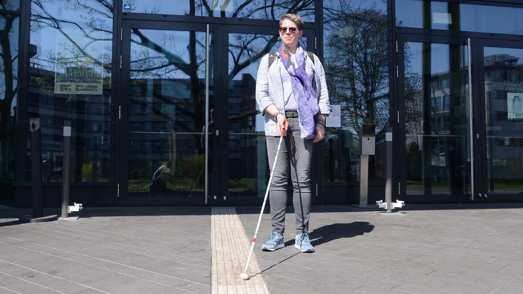 Susanne Kemper aus Troisdorf bietet Schulungen in Orieniterung und Mobilität sowie in lebenspraktischen Fähigkeiten für Blinde und stark sehbehinderte Menschen an.