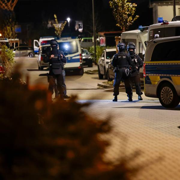 Einsatzkräfte der Polizei sind bei der Durchsuchung eines Hauses in Pulheim im Einsatz.