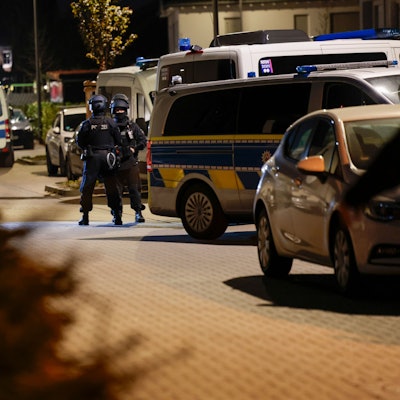 Einsatzkräfte der Polizei sind bei der Durchsuchung eines Hauses in Pulheim im Einsatz.