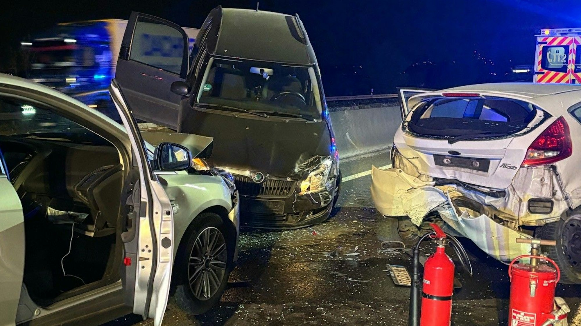 Das Bild zeigt verunglückte Autos auf der Autobahn.