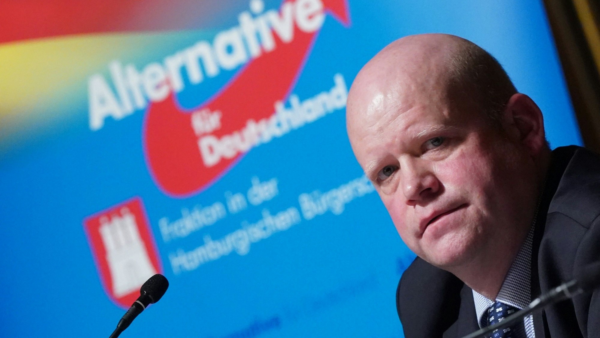 Ulrich Vosgerau sitzt auf dem Podium im Rathaus während einer Veranstaltung der AfD-Fraktion.