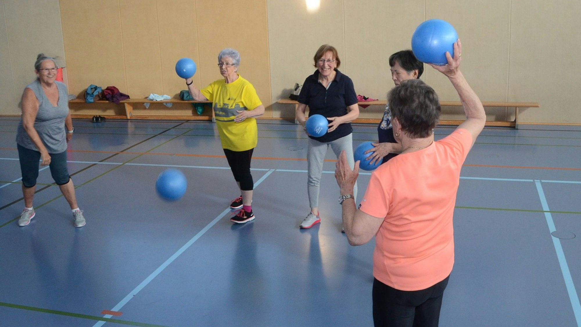 Seit 50 Jahren leitet Susi Jacob (im orange T-Shirt) eine Sportgruppe im 1. FC Spich. Inzwischen ist sie 85 Jahre alt - und einige aus der Gruppe kaum jünger. "Man muss was tun" ist das Credo der Frauen, "und dranbleiben"