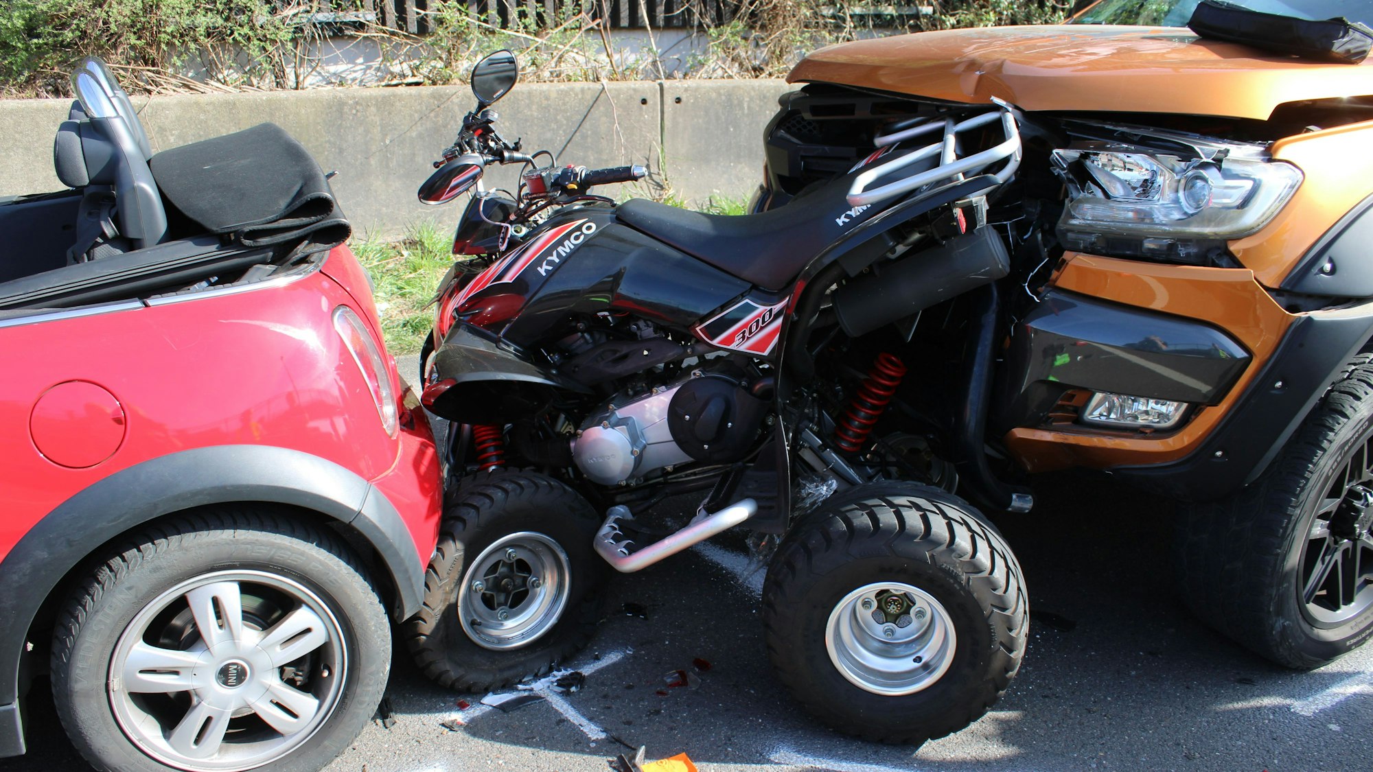 Der nachfolgende Fahrer des Pick-Up soll zu nah aufgefahren und dann bei einem Bremsmanöver aufgefahren sein.