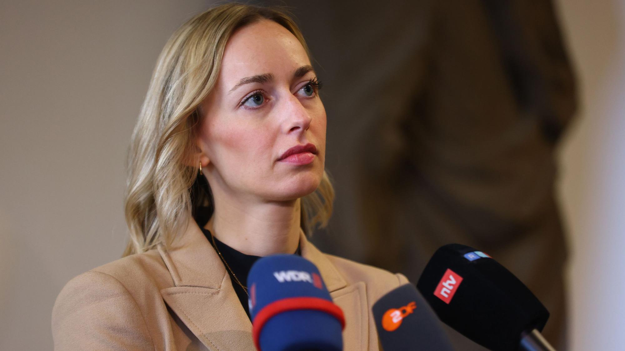 Verteidigerin Anne Kieven beantwortete am Rande des Prozesses die Fragen der Reporter.