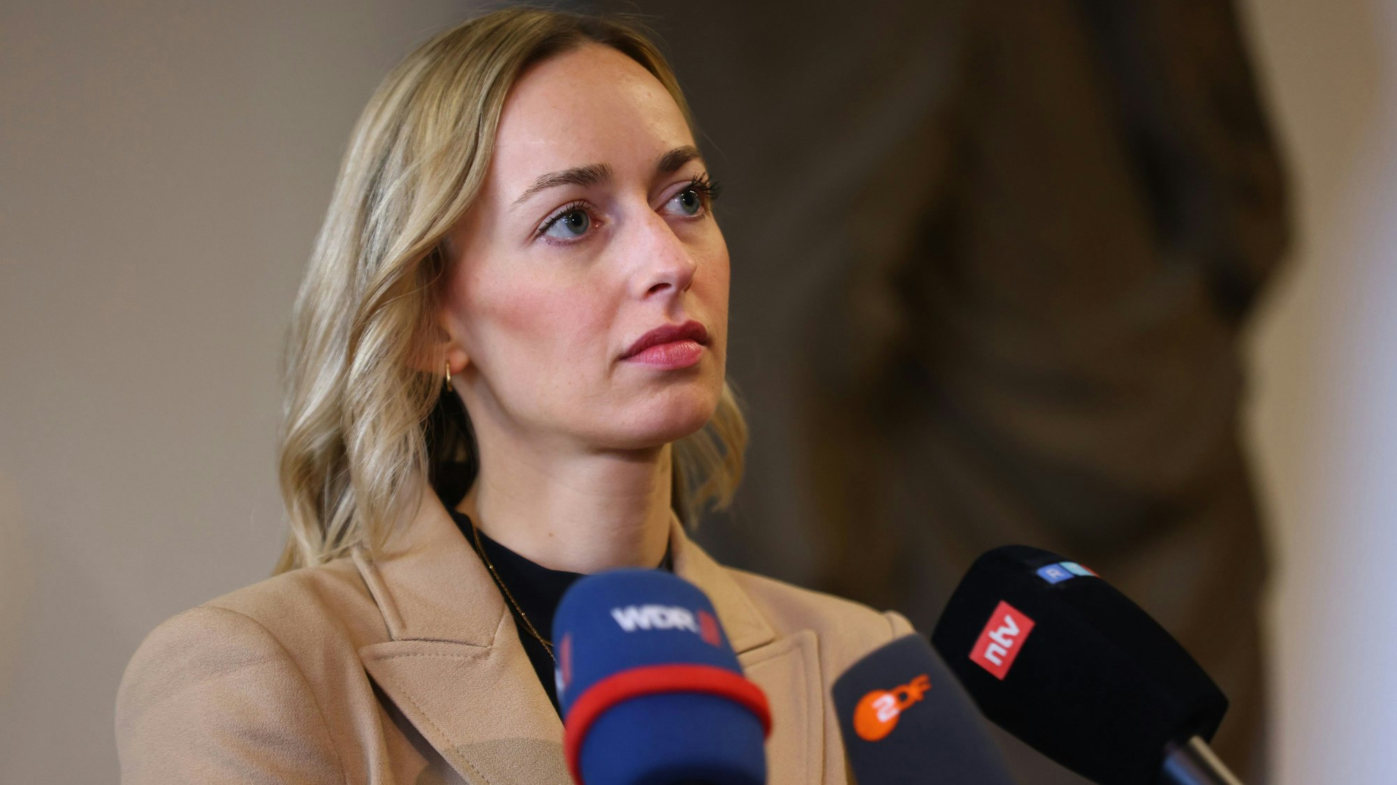 Verteidigerin Anne Kieven beantwortete am Rande des Prozesses die Fragen der Reporter.