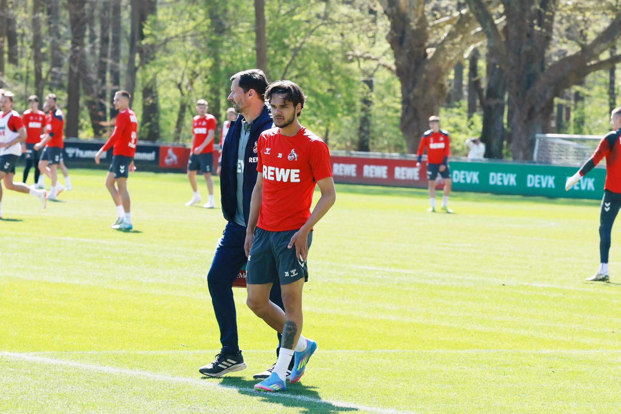 1. FC Köln, Training, Max Finkgräfe ging kurz vor Trainingsende vom Platz (1. FC Köln), 08.04.2025, Bild: Herbert Bucco