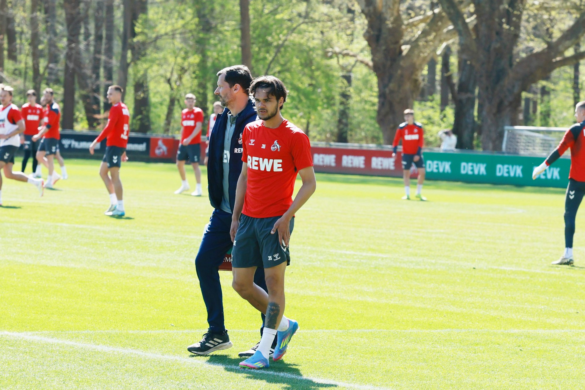1. FC Köln, Training, Max Finkgräfe ging kurz vor Trainingsende vom Platz (1. FC Köln), 08.04.2025, Bild: Herbert Bucco