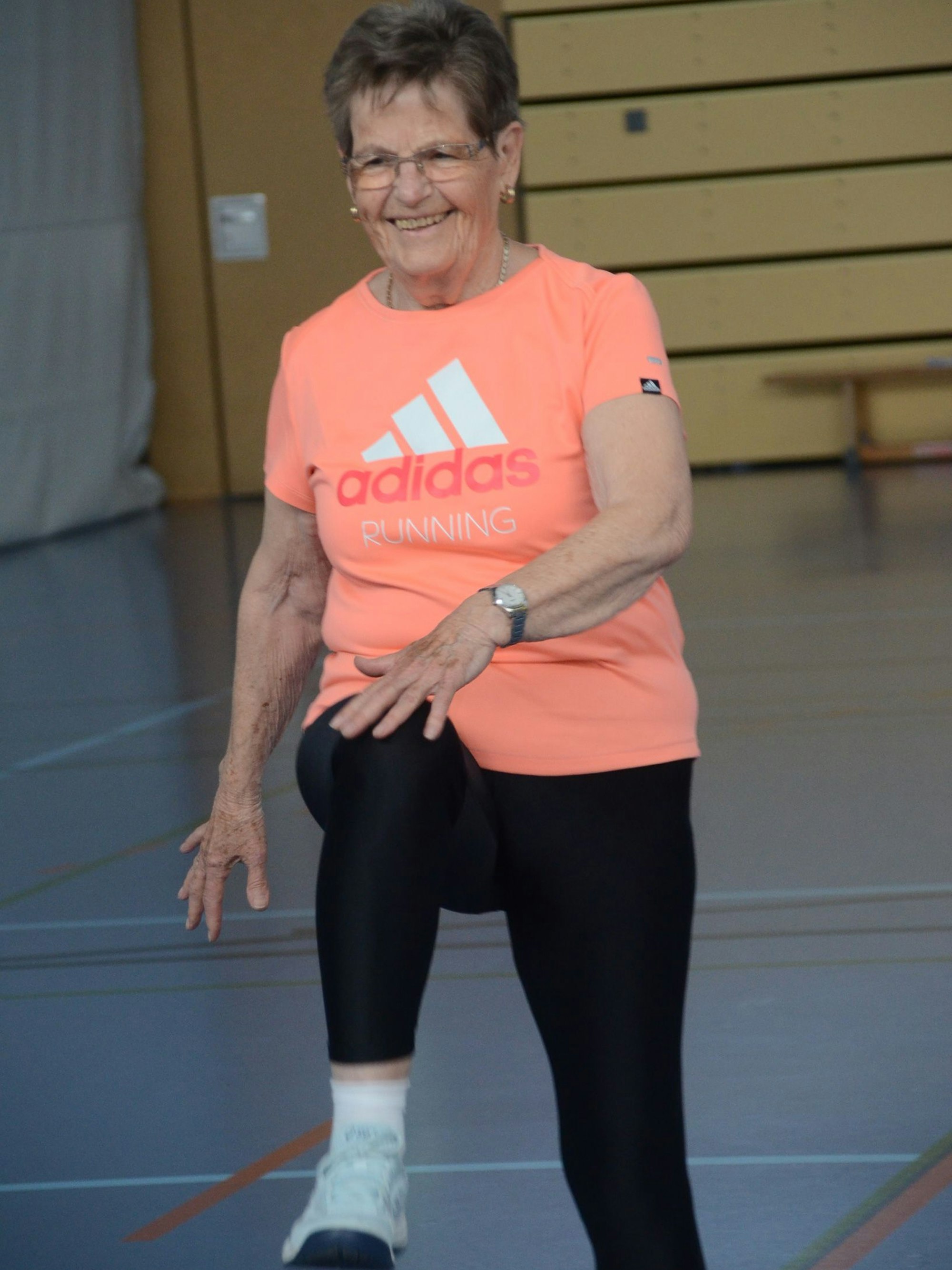 Seit 50 Jahren leitet Susi Jacob (im orange T-Shirt) eine Sportgruppe im 1. FC Spich. Inzwischen ist sie 85 Jahre alt - und einige aus der Gruppe kaum jünger. "Man muss was tun" ist das Credo der Frauen, "und dranbleiben"