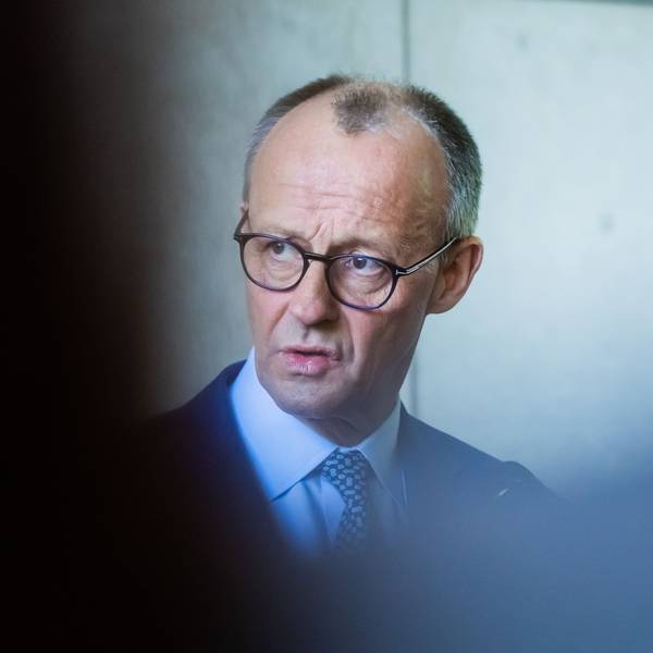 ARCHIV - 28.03.2025, Berlin: Friedrich Merz, Unions-Kanzlerkandidat und CDU-Bundesvorsitzender, gibt vor Beginn der Fortsetzung der Koalitionsverhandlungen von Union und SPD ein Statement. (zu dpa: «Merz sagt Abendempfang bei Junger Union ab») Foto: Christoph Soeder/dpa +++ dpa-Bildfunk +++