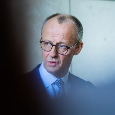 ARCHIV - 28.03.2025, Berlin: Friedrich Merz, Unions-Kanzlerkandidat und CDU-Bundesvorsitzender, gibt vor Beginn der Fortsetzung der Koalitionsverhandlungen von Union und SPD ein Statement. (zu dpa: «Merz sagt Abendempfang bei Junger Union ab») Foto: Christoph Soeder/dpa +++ dpa-Bildfunk +++