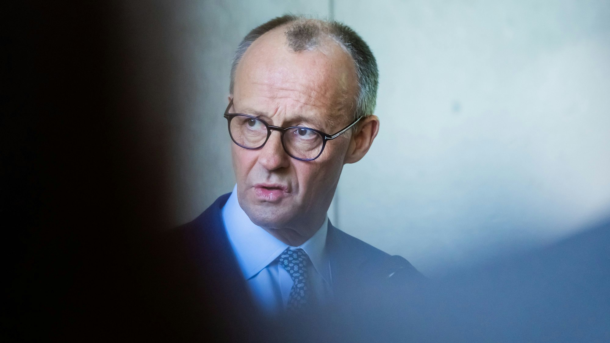 ARCHIV - 28.03.2025, Berlin: Friedrich Merz, Unions-Kanzlerkandidat und CDU-Bundesvorsitzender, gibt vor Beginn der Fortsetzung der Koalitionsverhandlungen von Union und SPD ein Statement. (zu dpa: «Merz sagt Abendempfang bei Junger Union ab») Foto: Christoph Soeder/dpa +++ dpa-Bildfunk +++
