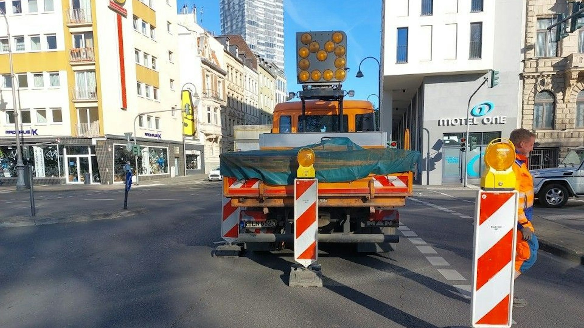 In Köln ist am Dienstag (8. April) eine Straße abgesackt. Die Absackung ist etwa ein Meter tief und hat eine Größe von rund 15 Quadratmetern. Bis zum 15. April sollen die Arbeiten abgeschlossen sein.