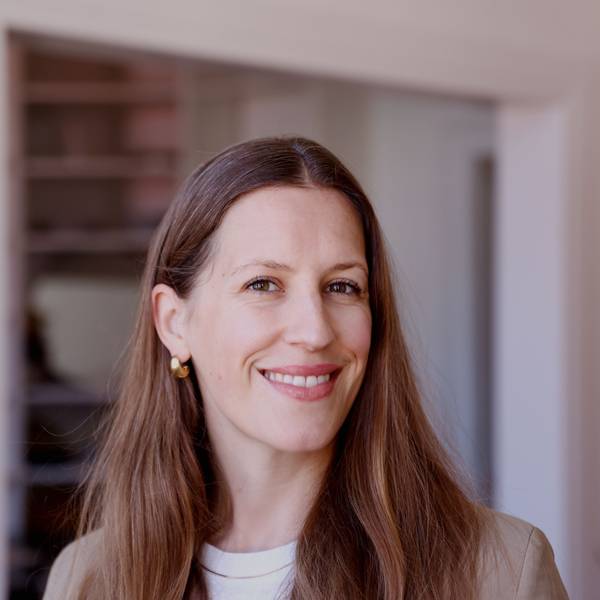 Portrait der Psychologin Dr. Anne Latz - sie lacht in die Kamera.