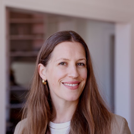 Portrait der Psychologin Dr. Anne Latz - sie lacht in die Kamera.