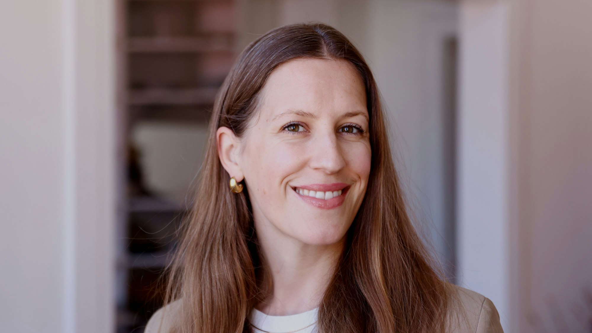 Portrait der Psychologin Dr. Anne Latz - sie lacht in die Kamera.