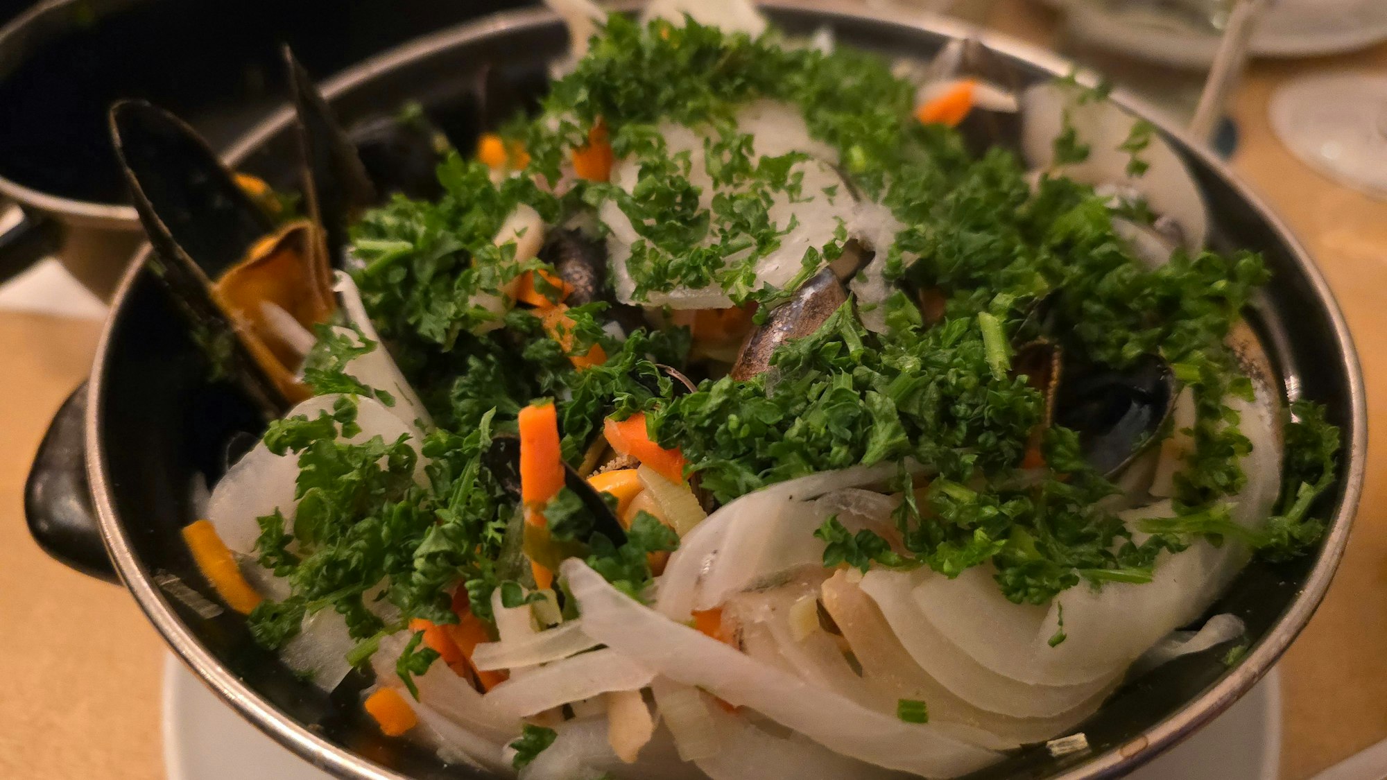 Muscheln „Belgische Art“ mit Pommes Frites & Joppie Sauce