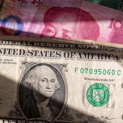 Banknoten der Vereinigten Staaten und der Volksrepublik China.