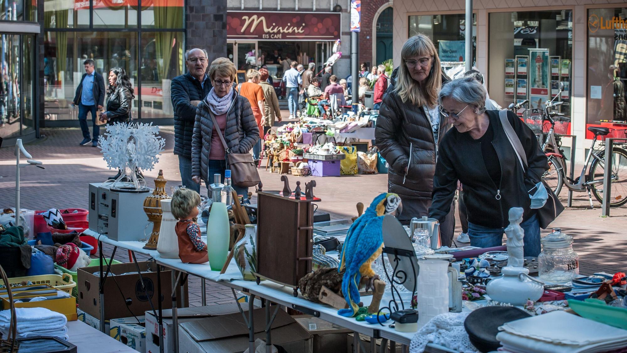 u.A. Blumen, Flohmarkt. Foto: Ralf Krieger