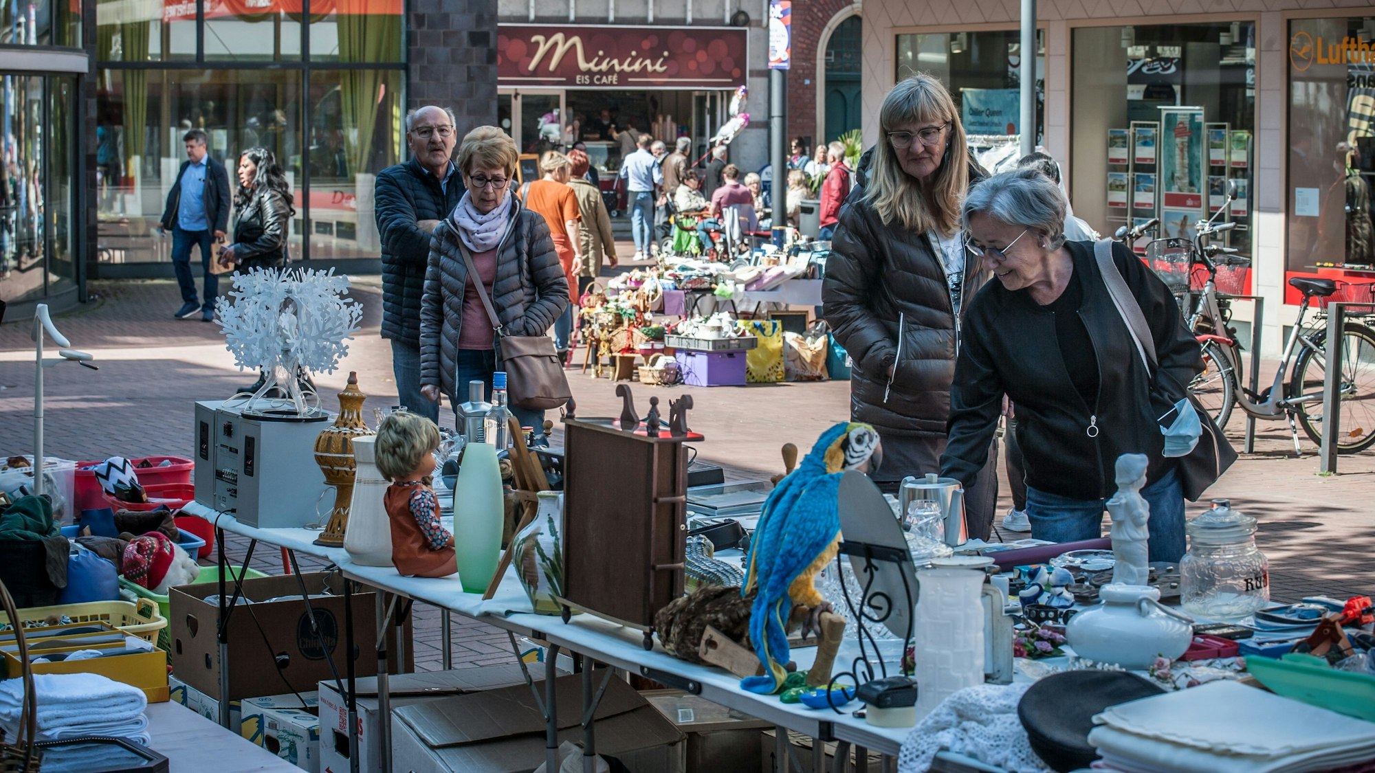 u.A. Blumen, Flohmarkt. Foto: Ralf Krieger