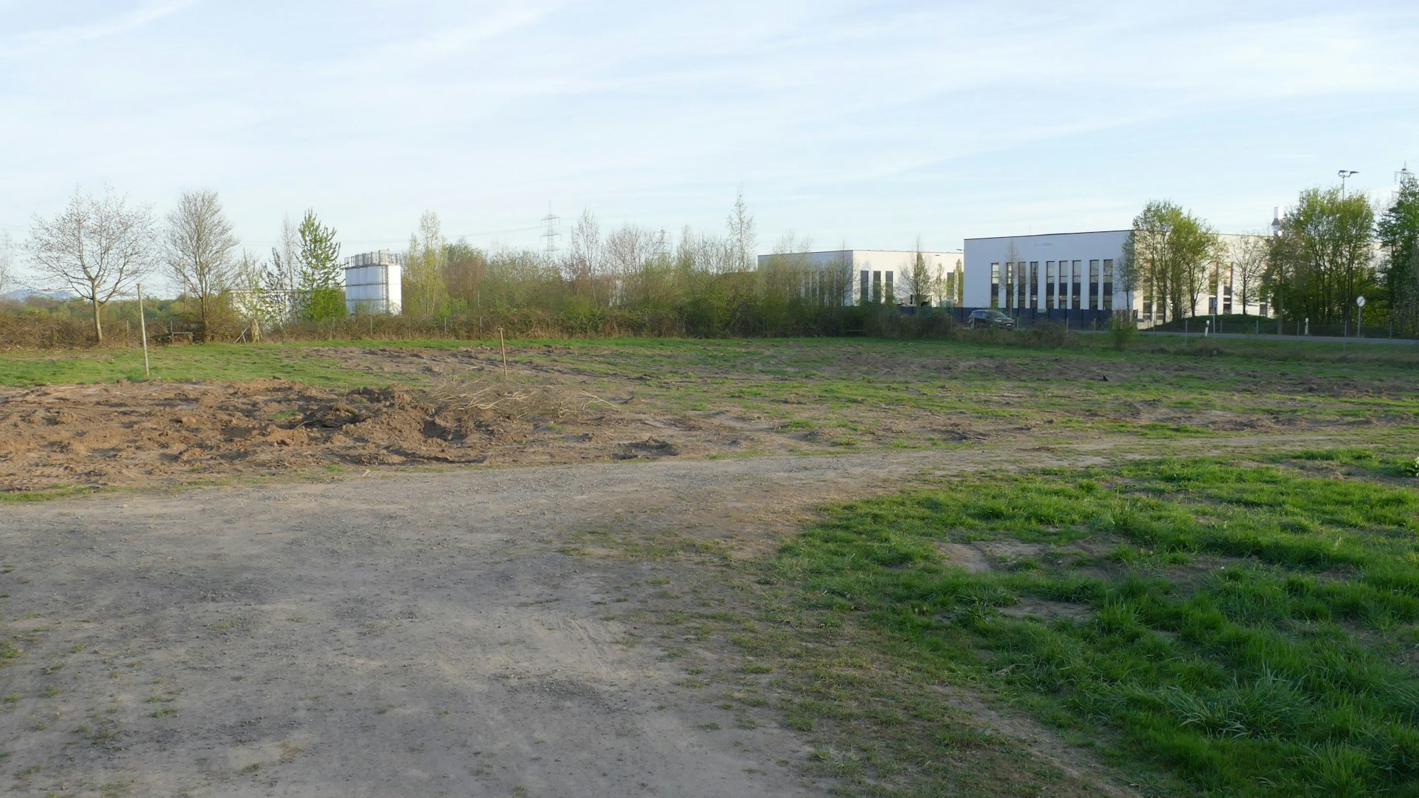 Auf diesem Grundstück der Niederkasseler Stadtentwicklungsgesellschaft will das Land eine Unterkunft für bis zu 350 Geflüchtete bauen.