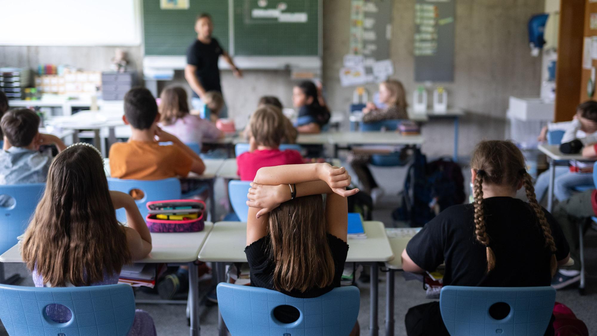 Schülerinnen und Schüler nehmen am Unterricht teil.