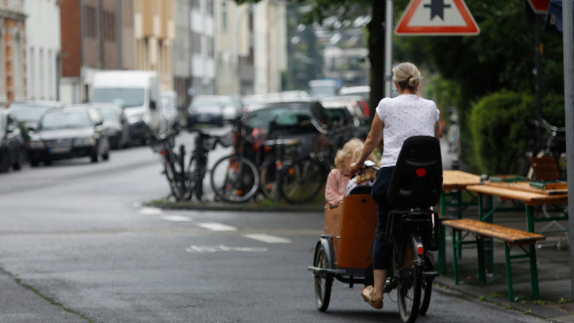 Eine Frau fährt mit ihrem Lastenfahrrad auf der Bachemer Straße entlang. Sie sollte zu einer schnellen Verbindung für Fahrradfahrer ausgebaut werden.
