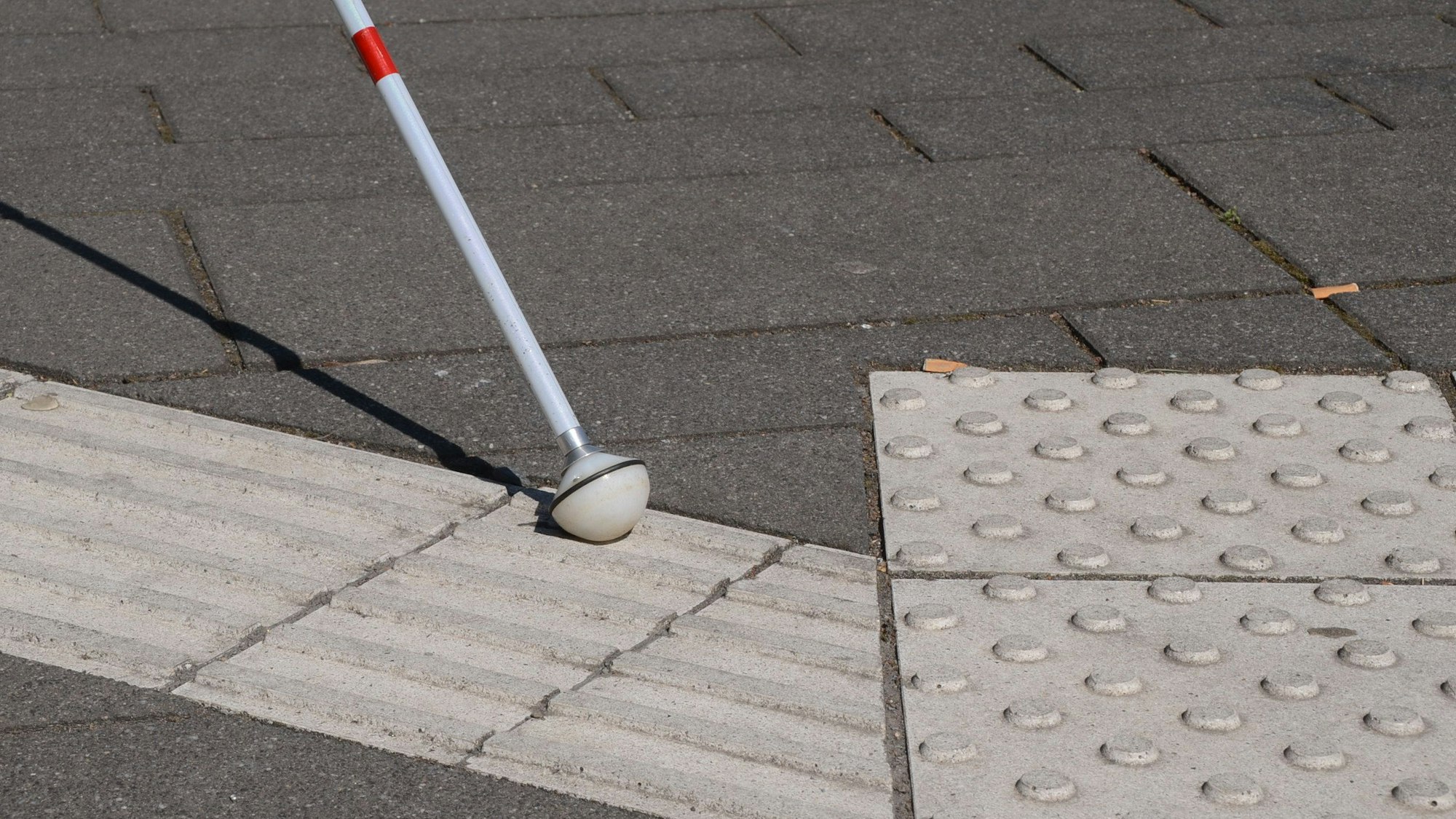 Rillen im Leitsystem zeigen eine Gehrichtung an, die Noppen einen Kreuzungspunkt oder Richtungswechsel